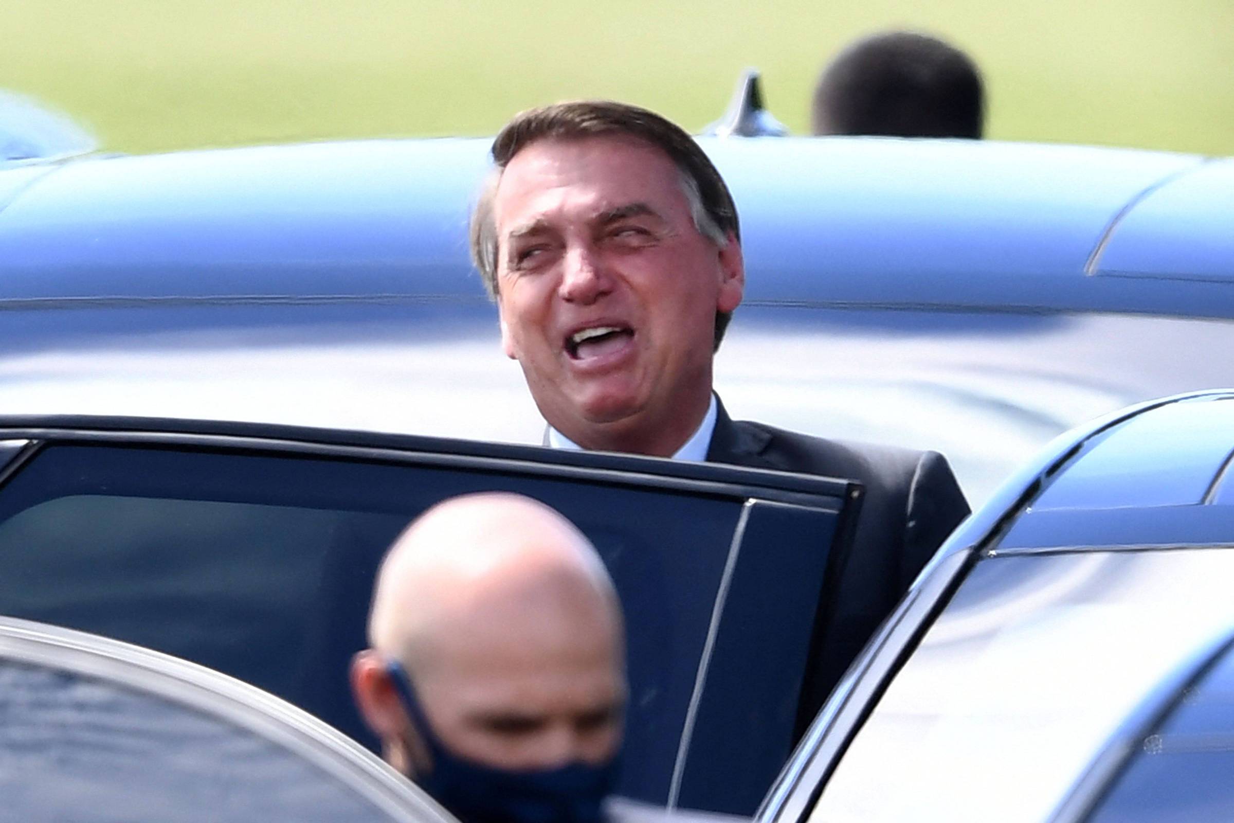 Bolsonaro assina medidas para corte de jornada e salários e flexibilização trabalhista